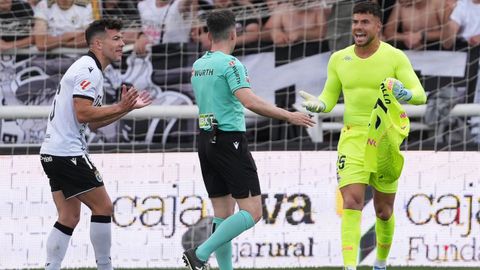 &Aacute;lvaro Ferllo, protestando una decisi&oacute;n arbitral en el &uacute;ltimo encuentro ante el Burgos