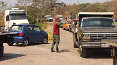 Un militar organiza una fila de vehculos a la entrada de una estacin de gasolina, 16 de septiembre del 2020 en San Cristbal, Tchira (Venezuela)
