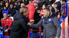 Curro Torres, destituido en el Lugo, saluda en su primer partido en el �ngel Carro a Guti, tambi�n destituido en el Almer�a