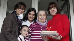Carmen de la Iglesias, en el centro, celebra sus 90 a�os rodeada de las mujeres de su familia