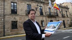 Armando Rodr�guez muestra el proyecto de la edificaci�n