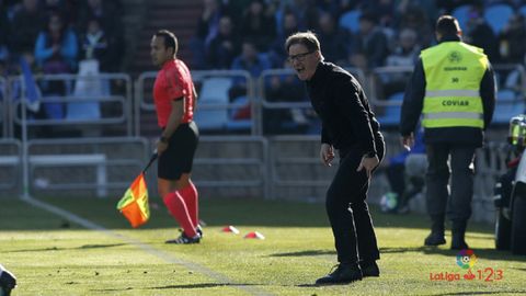 Anquela da indicaciones durante el Zaragoza-Oviedo