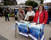 Mesa instalada ayer, con Loli Camb�n a la derecha.