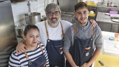 Jawad Ameksa (a la derecha), que ha conseguido empleo en el restaurante A Maruxaina de la mano de un programa de  Critas, junto a su jefe, lvaro Gonzlez, y Maryeling Prez, que actualmente se forma como camarera en el establecimiento