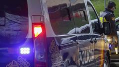 Agentes de la Polic�a Nacional, en una imagen de archivo, realizan un control en Santiago