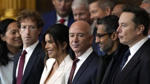 El presidente de Meta y Facebook, Mark Zuckerberg; Lauren Sánchez; el fundador de Amazon, Jeff Bezos; el director ejecutivo de Google, Sundar Pichai; y el consejero delegado de Tesla y SpaceX, Elon Musk, en la ceremonia de investidura de Trump .