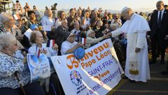 Le�n XIV saluda a numerosos fieles durante su viaje oficial a Francia este domingo.