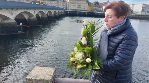 Su madre, Rosala Balchada, depositando flores. 