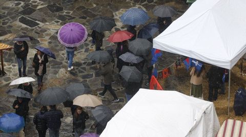 Los puestos de comidas y de tiro con arco en el atrio de la iglesia de A R�goa, fotografiados desde la muralla medieval de Monforte