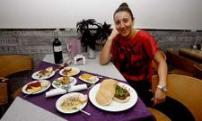 Montse Fern�ndez es la propietaria del local vilagarciano que ahora ha cambiado su carta.