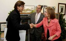 El alcalde presenta al arquitecto V�ctor Hermo y a la seceratria de Urbanismo.