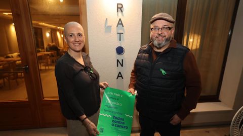 Isabel Morales, junto a Miguel Silvarredonda, ante el restaurante La Ratona, que ella abri� en Barizo a principios de mes