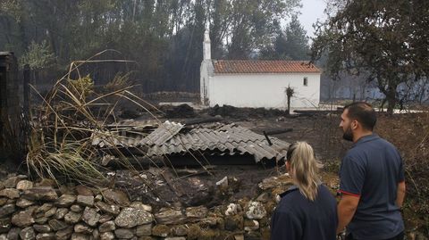 La capilla de Budi�n se salv� del fuego, pero algunas casa del pueblo ardieron