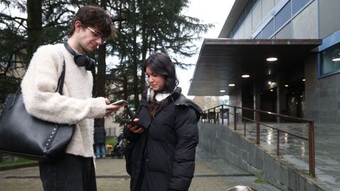 Dos j�venes, votando delante de la biblioteca Concepci�n Arenal