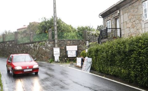 Carteles insultantes y amenazantes ante la vivienda de �ngel Souto B�rtola en Cereixo. 