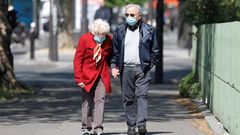 Una pareja pasea por las calles de Par�s