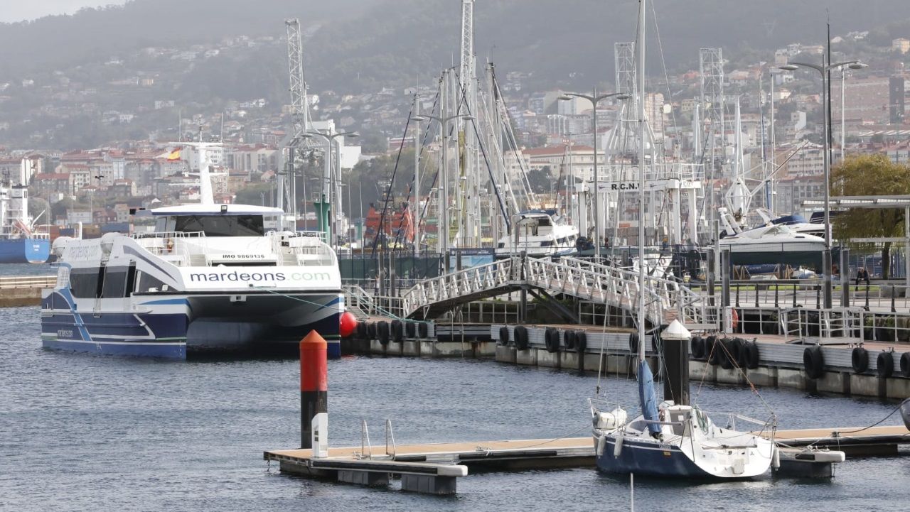 La Xunta mantiene los descuentos del barco entre Vigo y O Morrazo y dice que no puede intervenir en el servicio