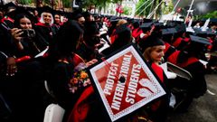 Cartel en defensa de los estudiantes extranjeros durante la ceremonia de graduacin celebrada este jueves en Harvard