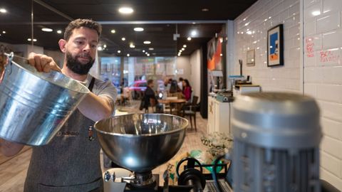 El barista Alejandro Arbesú tuesta a la vista de sus clientes café de especialidad