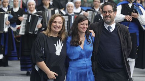 La presidenta de la Agencia Magnum Photos, Cristina de Middel (i), Premio Princesa de Asturias de la Concordia 2024, a su llegada al Teatro Campoamor para asistir a la ceremonia de entrega de los 'Premios Princesa de Asturias 2024', a 25 de octubre de 2024, en Oviedo