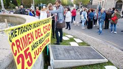 Concentración y lectura de manifiesto en la plaza de Aviles de Lugo por el crimen en el Cash de o Ceao