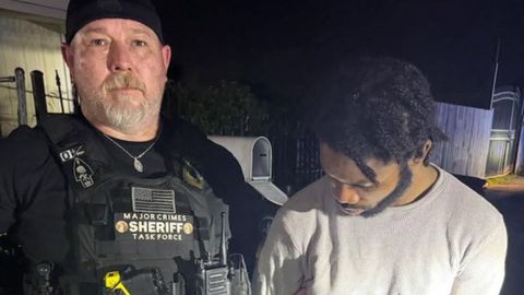 Dkenan Dennis fue capturado y se encuentra bajo custodia. Fue arrestado cerca de la autopista Chef Menteur y la calle Dale, tras fugarse de la crcel de Nueva Orlens.