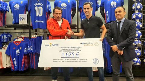 Linares Asociacion Galban Real Oviedo.Linares, durante el acto de entrega de los fondos recaudados con sus muequeras solidarias