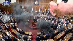 Captura de vdeo del momento en el que el Parlamento de Serbia se llena de humo por las bombas lanzadas por los manifestantes