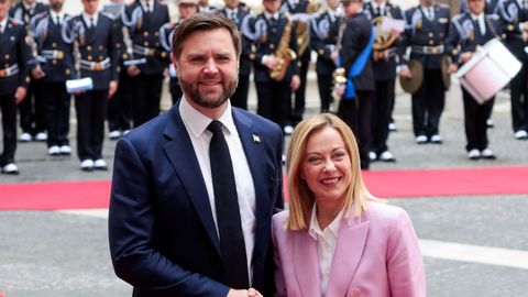 La primera ministra de Italia, Georgia Meloni; y el vicepresidente de Estados Unidos, J. D. Vance, este viernes en Roma.