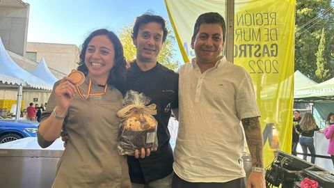 Luc�a No, con su hermano Fran y Oriol Portabella, miembro del jurado.
