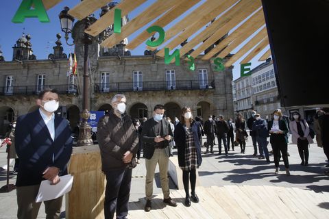 El expositor de Lugomadera est� instalado en la Praza Maior lucense