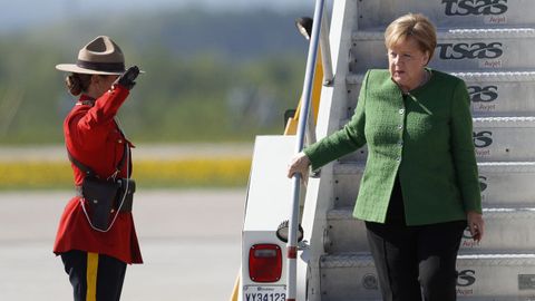 La canciller alemana, Angela Merkel, desciende de su avi�n en la base a�rea de Bagotville, en Canad�