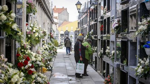 Cientos de personas se acercaron ayer al cementerio municipal de Ribeira para homenajear a los que ya no estn