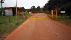 Entrada a la balsa de lodos rojos de Alcoa