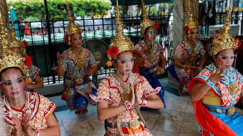 Artistas del Santuario de Erawan, en Tailandia, lucen mscaras protectoras durante su actuacin