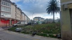 Uno de los solares que subasta el Concello de Ribadeo, en pleno casco urbano