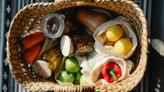 Imagen archivo de una cesta de Navidad. 