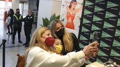 Edurne firm� aut�grafos, discos y se sac� fotos con sus fans en El Corte Ingl�s de Santiago.