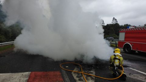 Intervenci�n de los bomberos en la A-8 el pasado s�bado