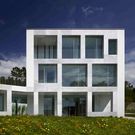 <span lang= es-es >Corcubi�n</span>. El estudio Creus y Carrasco, primer premio, intervino en un edificio preexistente que abri� al mar y a la luz. A la izquierda la fachada principal, que conserva la esencia del pasado y que ahora, en su parte posterior, muestra toda su grandeza con un nuevo lenguaje.