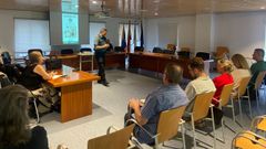 Una de las charlas con la hosteler�a de Guardia Civil, Polic�a Local de Mugardos y Polic�a Local de Ares