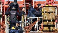 Traslado de los polizones desde el puerto de Vigo