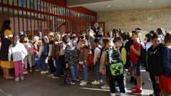 En la cola del colegio Albino Nez de Ourense
