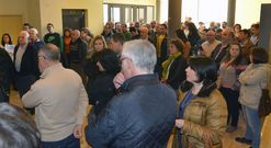 Los asistentes en el vest�bulo del auditorio, antes de entrar para iniciar la subasta. 
