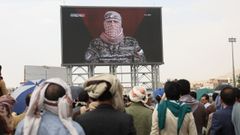Yemenes ante un discurso televisado de Abu Obeida el pasado mes de julio.