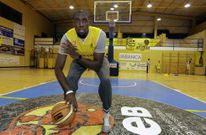 Adjehi Noma Baru, ayer minutos antes de iniciar su primer entreno con el Xuven Cambados. 