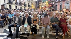 Ricardo Marini (segundo por la izquierda) antes de empezar el preg�n en O Barco.
