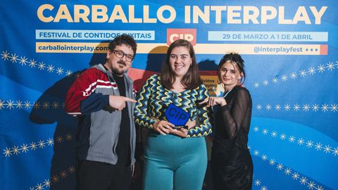 Miguel Gomar, Bea Villar y Beln Puime posan con el premio que cosecharon en la dcima edicin del Carballo Interplay por su serie web Pringadas.