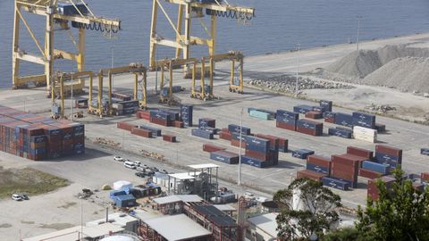 Vista reciente de una zona de trasiego de contenedores en el puerto exterior de Ferrol.