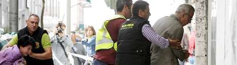 Rosario Porto y Alfonso Basterra, conducidos por agentes de la Guardia Civil a uno de los registros en sus domicilios de Santiago. 